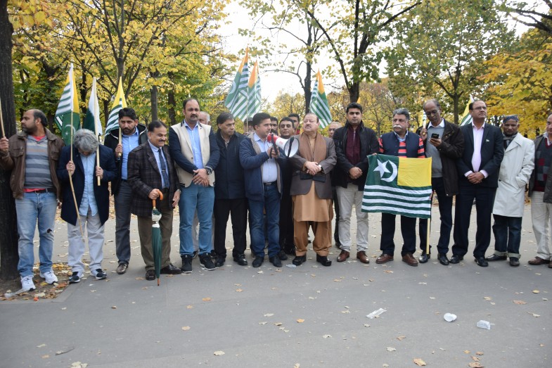 Protest In Paris For Kashmir (12)