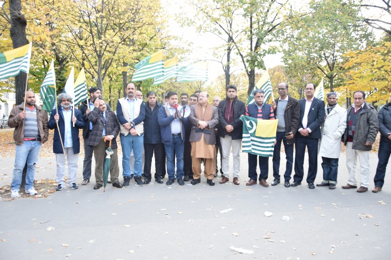 Protest In Paris For Kashmir (10)
