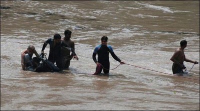 Wanted: female rescue operation to evacuate the canal
