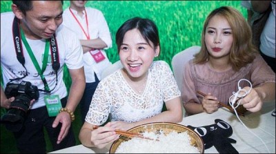 China Gourmet Girl poses eat 4 kg of rice minutes