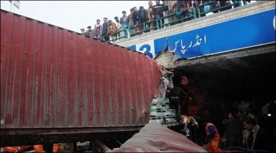 Lahore killed, 4 injured in a truck accident