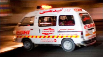 Lahore speeding car collided with a tree, injured
