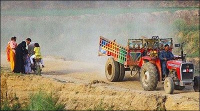 KASHMORE, tractor overturns, kills 8 family members