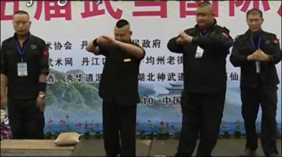 China: 4 Kung Fu expert surprised fans young dexterity