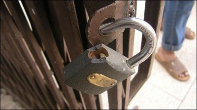 Karachi: One group broke the lock and wise, out of 40 shops