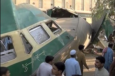 Karachi: Clash and Fareed Zakaria Express, killing 17 killed