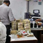Scramble to dump old notes kills two in India