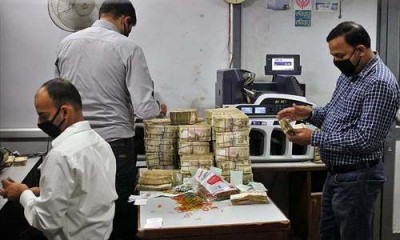 Scramble to dump old notes kills two in India