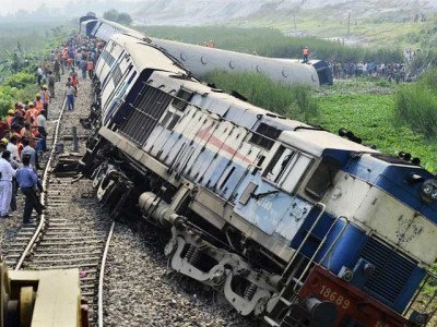 Several cars were derailed train in India, 63 killed