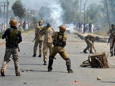 Surrounded the town ین occupied Kashmir, Indian police killed 2 people