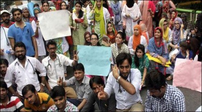 Lahore, protesting doctors against fellow doctors suspension