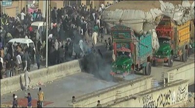 The demonstrators threw stones at Malir 15, police forces