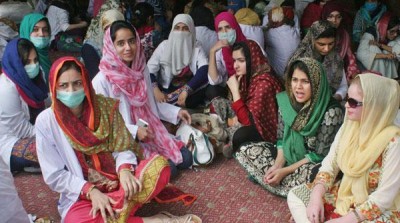 Lahore: Young doctors strike continues, affecting traffic, urban upset