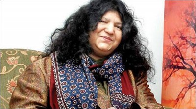 Forced to sit Young held Abida Parveen car