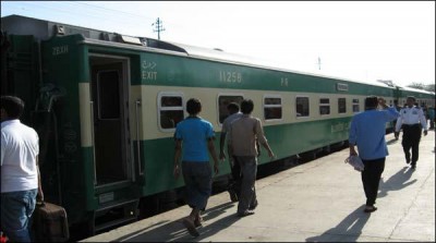  Robbers looted a Tezgam Express train which had set off from Rawalpindi.
