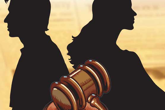 Indian woman demanded divorce from men wearing a sari