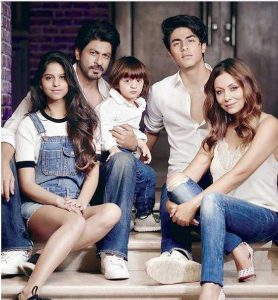 "family photo" of Shah Rukh Khan's viral on social media