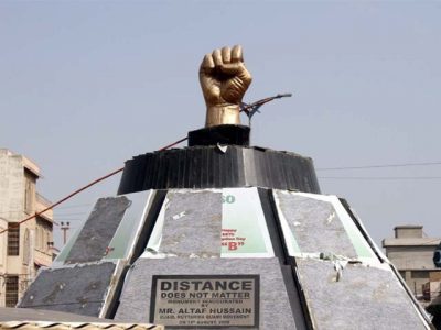 In Karachi,workers of MQM london and Rangers face to face around the mukka chowk