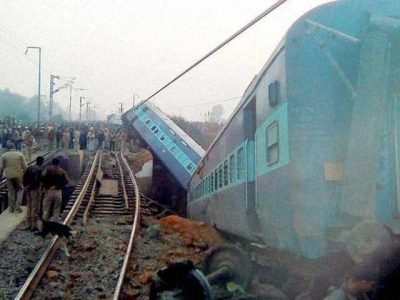 15 train cars went off the track, 2 people were killed and 68 injured in India