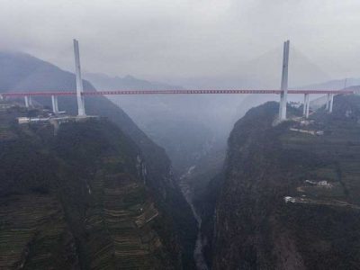 The world's tallest bridge in China opened for traffic