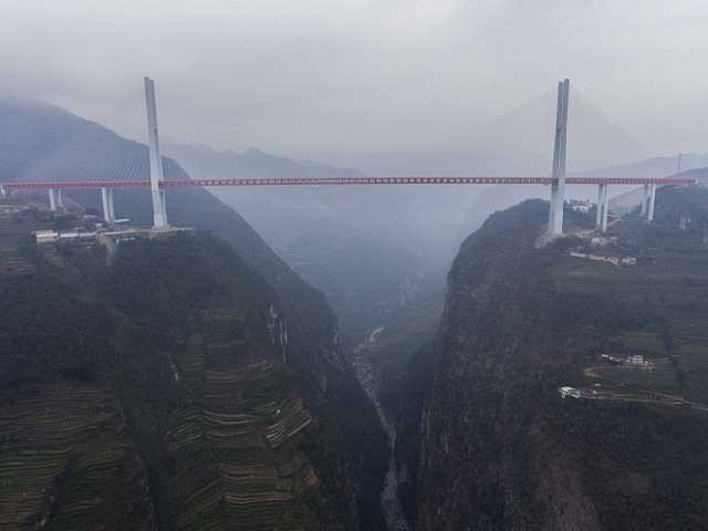 The world's tallest bridge in China opened for traffic