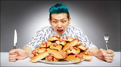 Gluttonous man has set a world record in eating burgers