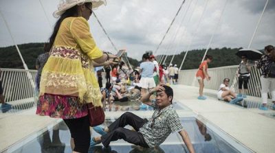 Hundreds of people Mini Quinn challenge on glass tower