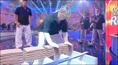 British woman broke 923 tiles in 1 minute, set a new records