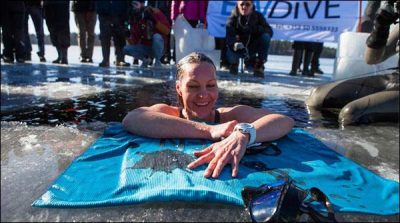 Upright Record of 50 meters swimming in the icy lake