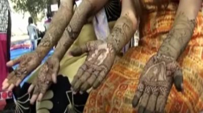 India: Nine hundred girls set a record of putting henna