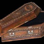 What saw Shortly after the Burial son looked up to his father's coffin lid?