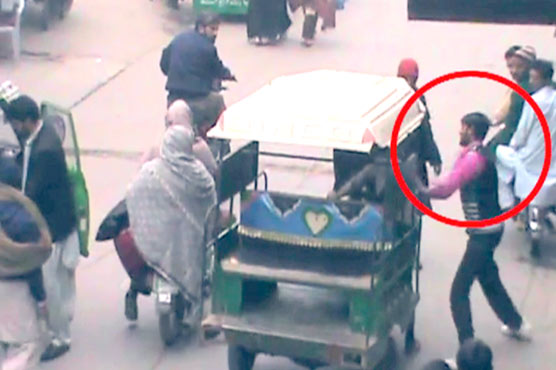 Gujranwala car hit the vehicle, the driver brutally tortured wild moment