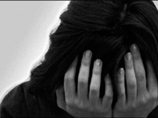 بھارت میں غنڈوں نے زیادتی میں ناکامی پر مسلمان خاتون کے ہونٹ اور زبان کاٹ ڈالے