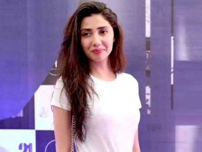 Mahira Khan took recourse to social media to promote the "Raees"