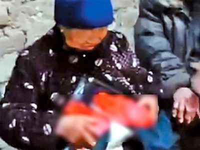 Since 20 years his intestines hurt walking woman