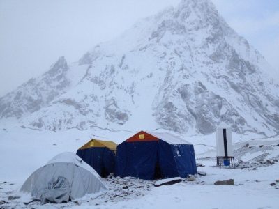  River, waterfall frozen in Europe, sixty-five died from cold weather