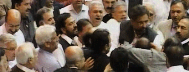Shah Mahmood atmosphere of slogans, went after put on fire by Nawaz Raza on today