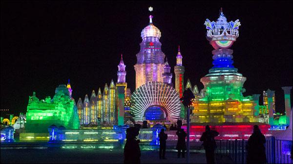 Moscow became the focus of the statue is made of ice