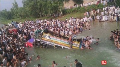 Faisalabad: Van plunges into canal due to fog