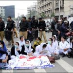 Karachi, lady health workers protest on non-payment of salaries