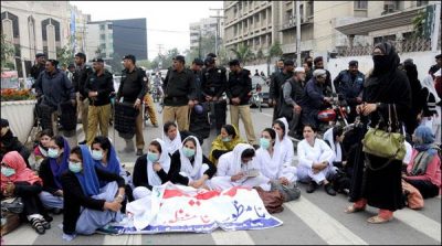 Karachi, lady health workers protest on non-payment of salaries