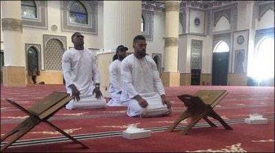 British boxers have shared image of prayer in the mosque