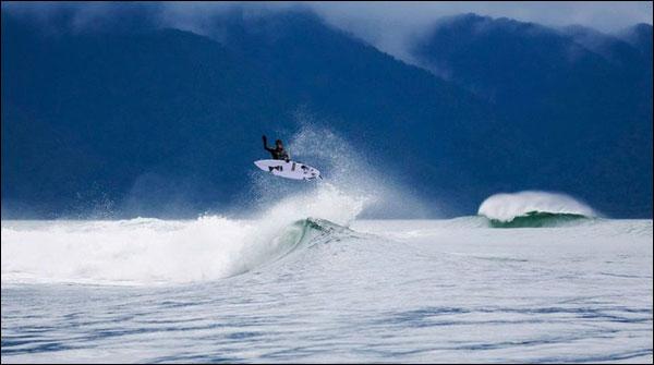 Adventure enthusiasts player tricks on sharp sea waves