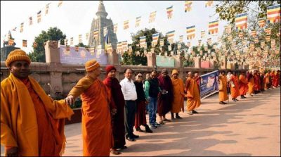 The world's largest human hand chain