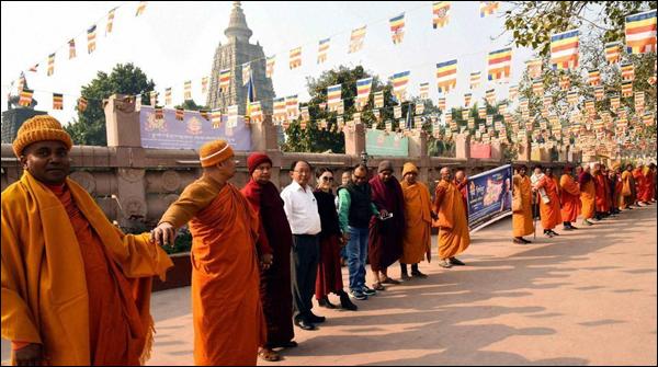 The world's largest human hand chain