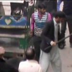 Gujranwala: police inspector torture on a motorcycle rickshaw driver