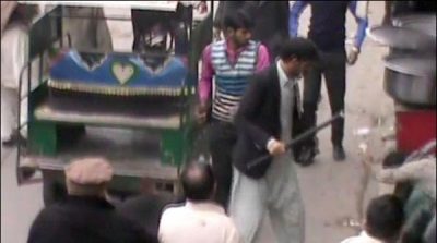 Gujranwala: police inspector torture on a motorcycle rickshaw driver