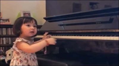 Plays piano young artist of 22 months, also wakes Sonic of music