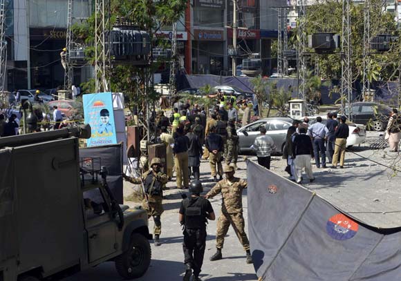 لاہور کے علاقے ڈیفنس میں دھماکے سے 8 افراد جاں بحق، 30 زخمی