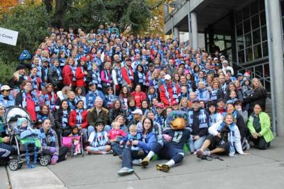 Chinese family of five hundred people in a group photo viral on the Internet